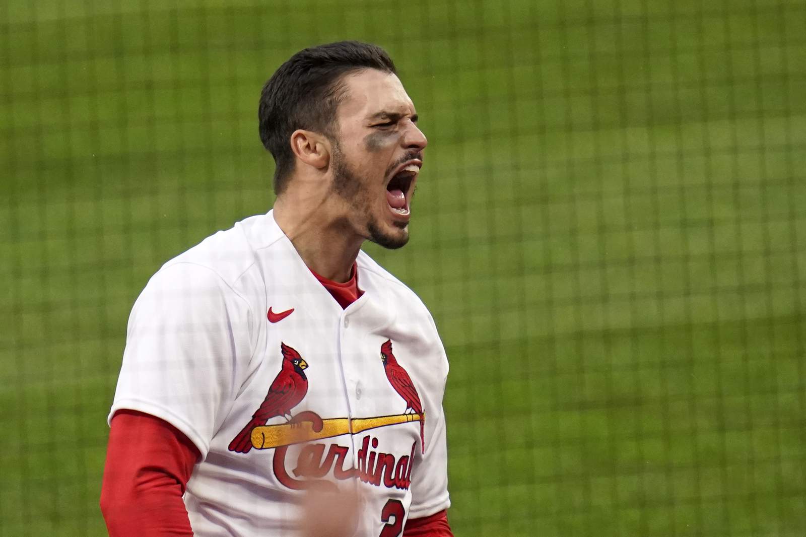 Arenado's late HR lifts Cards over Brewers in home debut