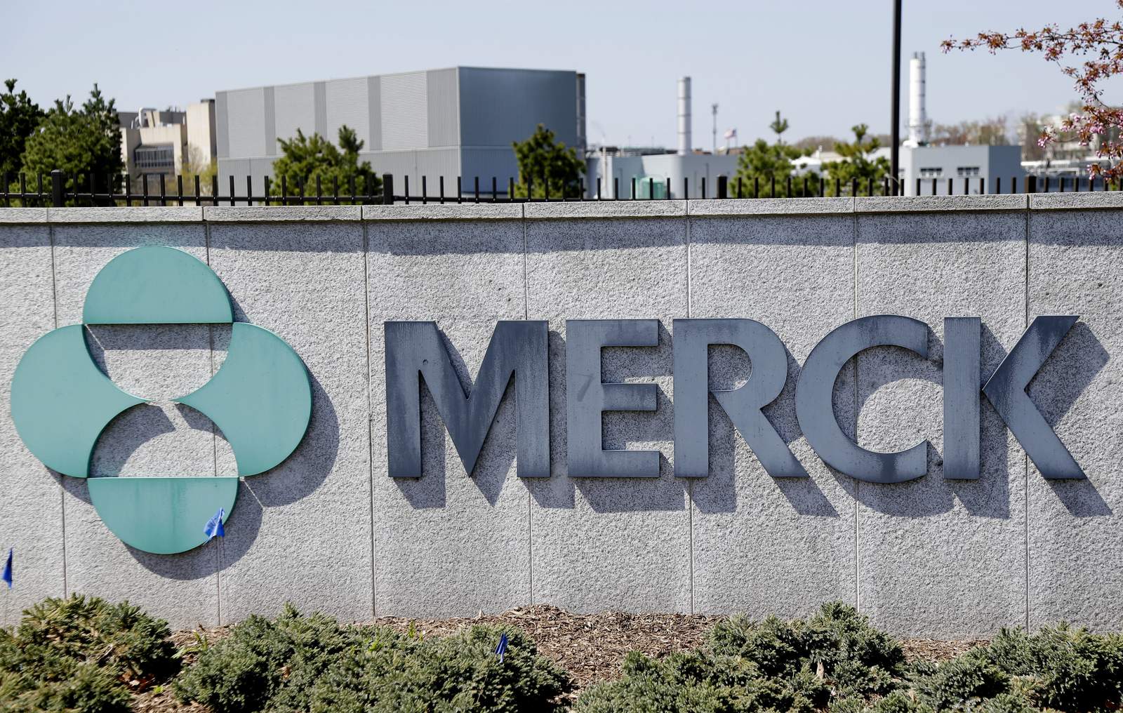 Longtime Merck CEO, minority advocate Ken Frazier to retire