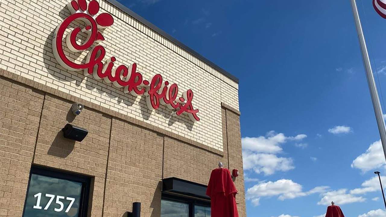 Chick-fil-A manager speeds up drive-thru COVID-19 vaccine line