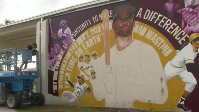Street next to Roberto Clemente Middle School in Orlando gets new name