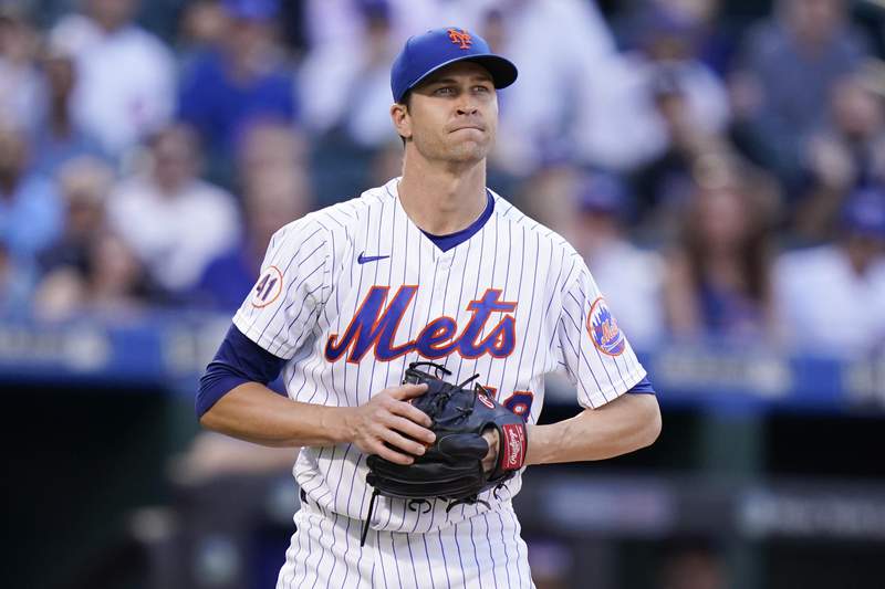 Mets' deGrom pulled with shoulder soreness amid another gem