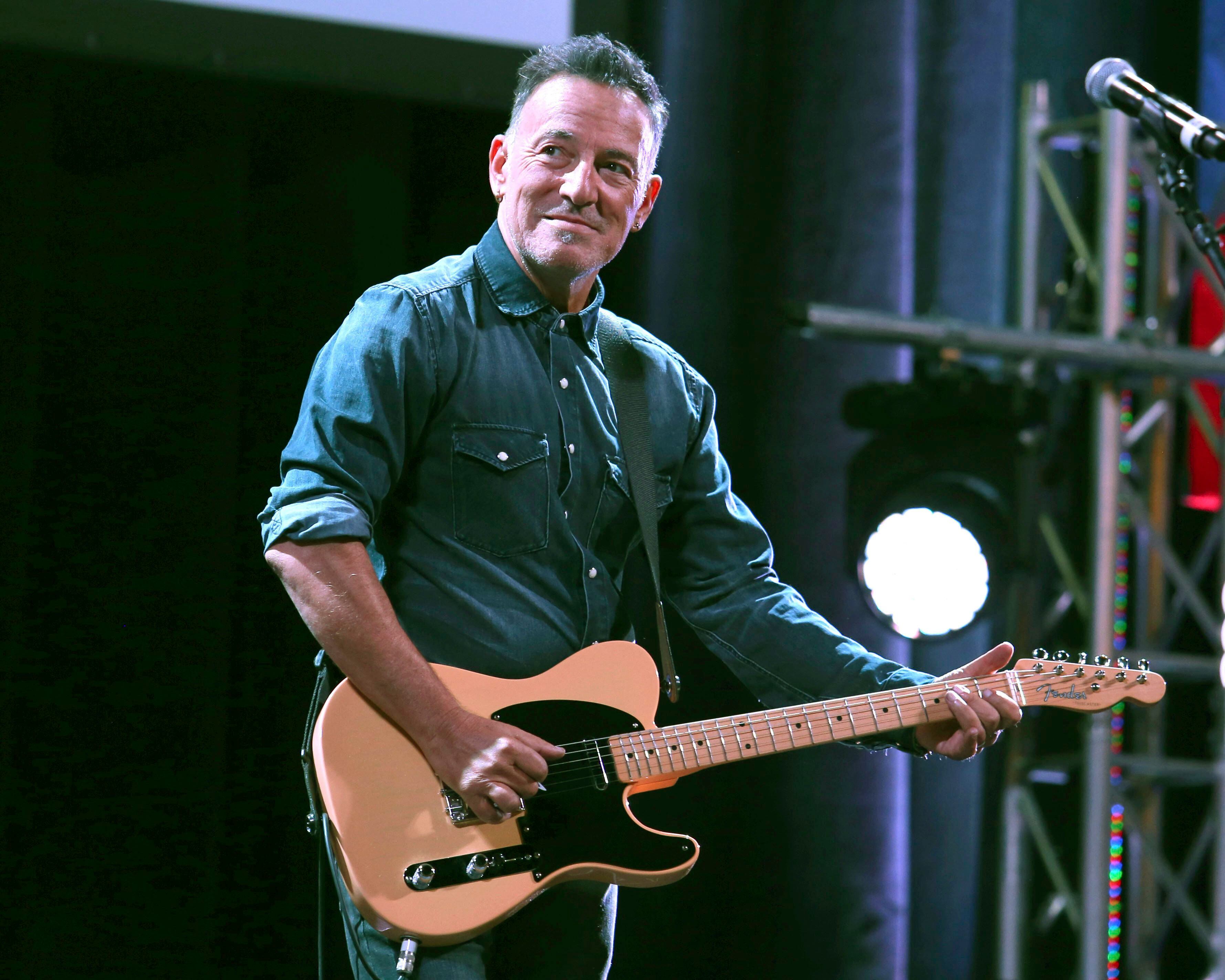 Springsteen takes on Temptations, Supremes, Four Tops