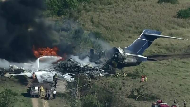 21 survive charter plane crash in Texas