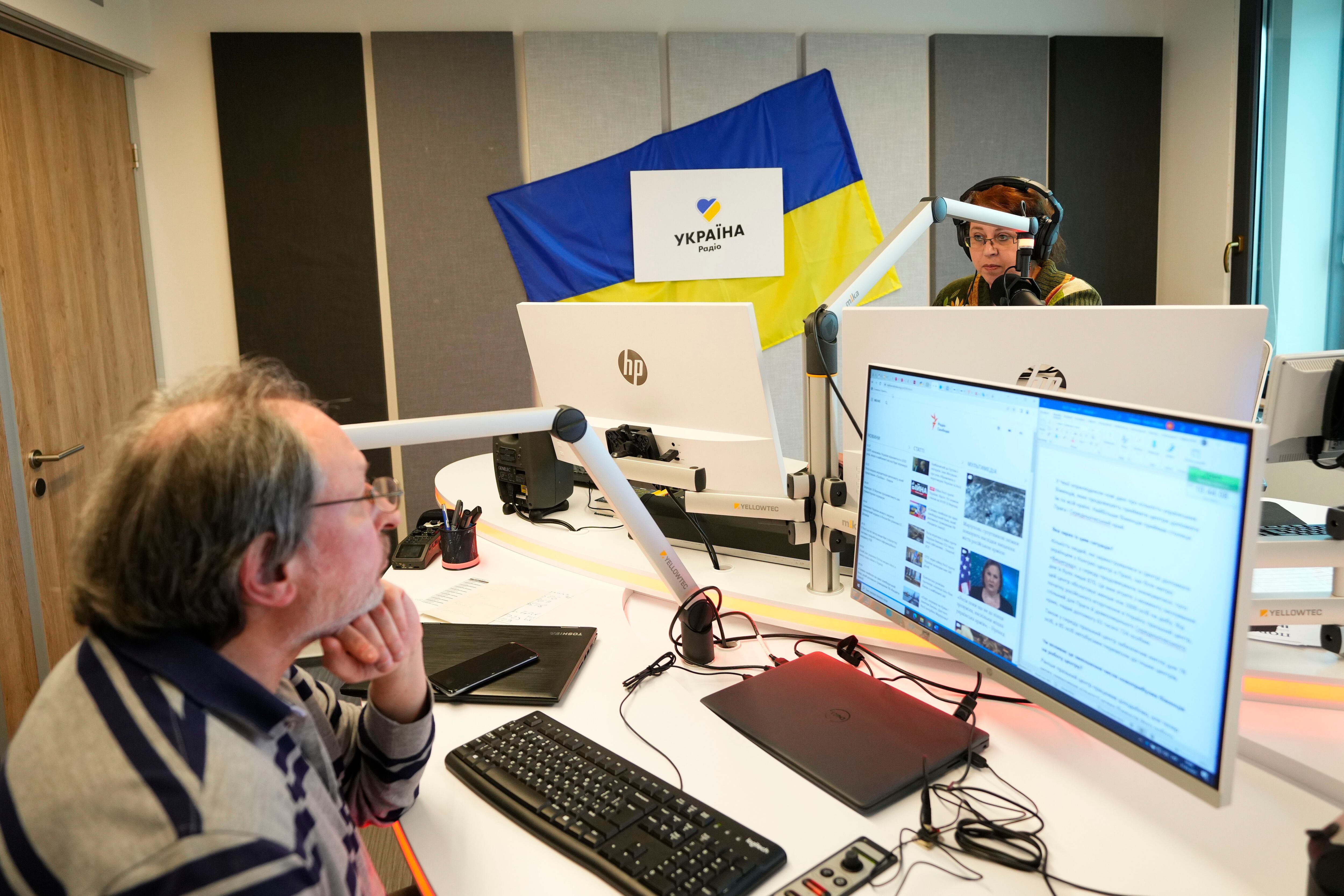 New radio station helps Ukrainian refugees adapt in Prague