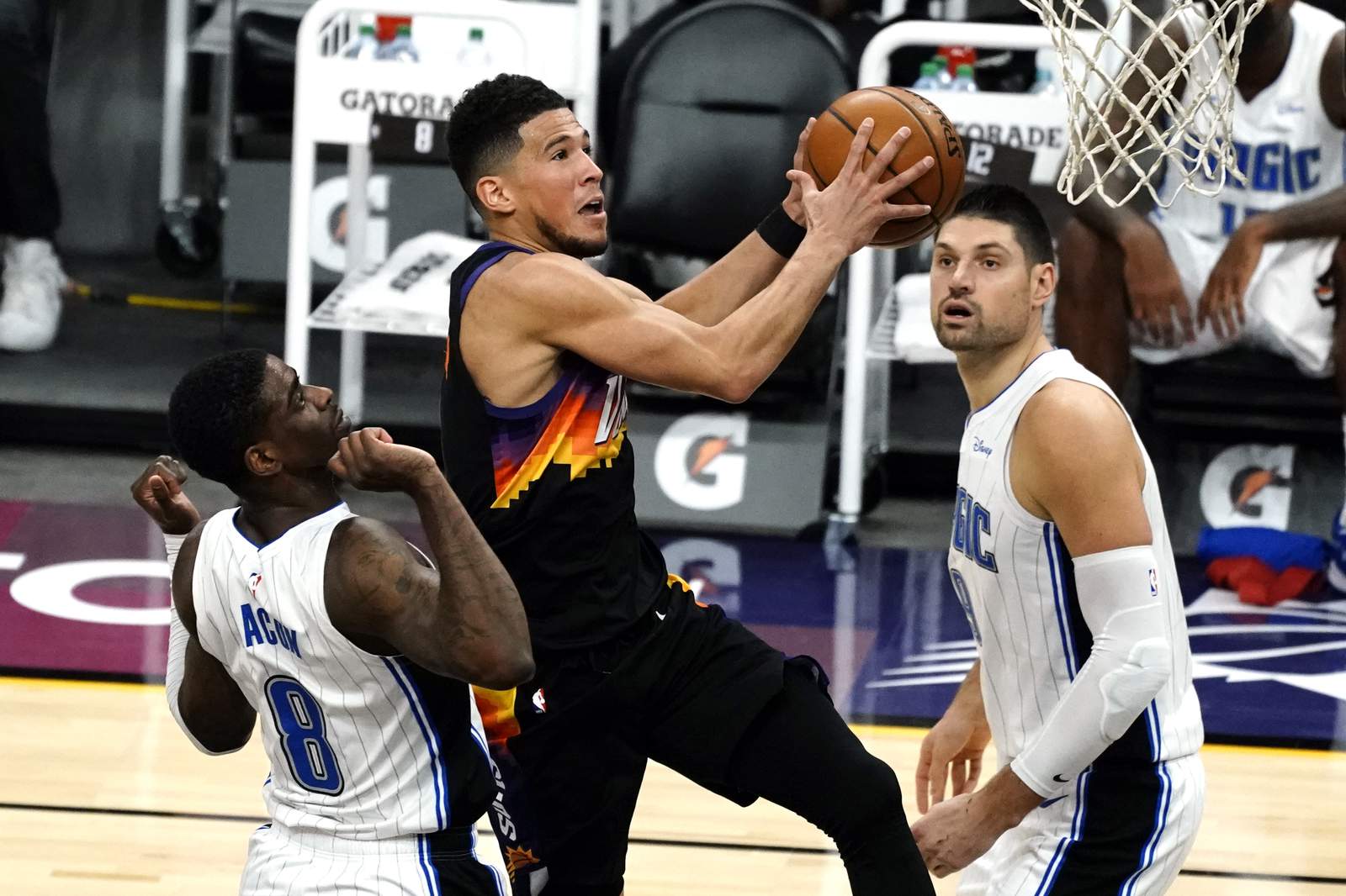 Booker, Suns roll to 6th straight win, beating Magic 109-90