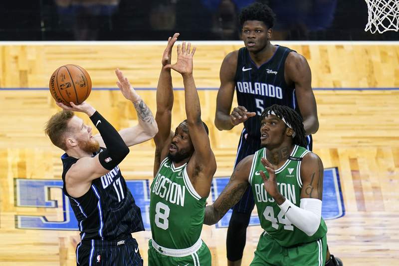 Walker scores 32 in return from injury, Celtics rout Magic