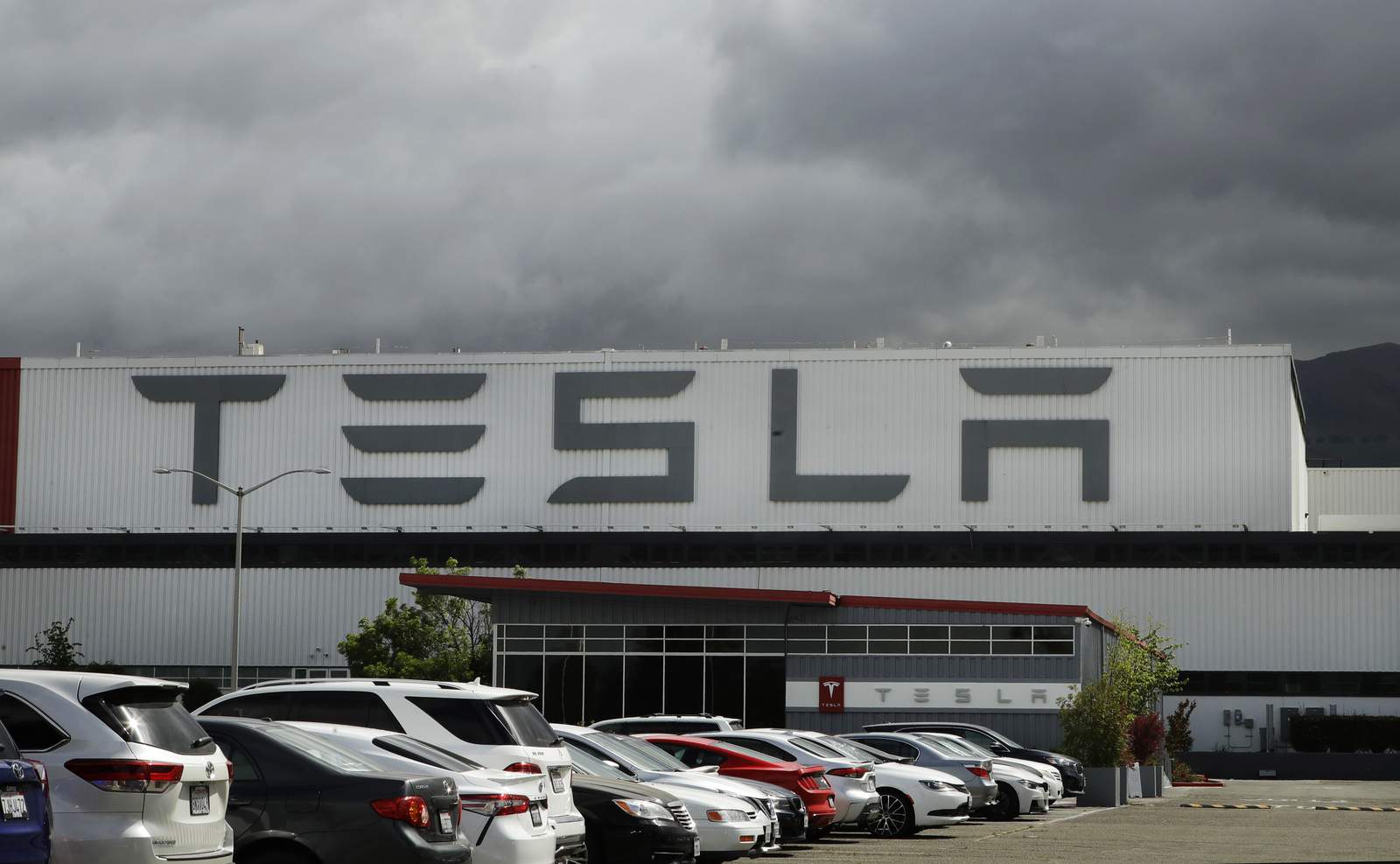 Tesla seeks to sell $5B in stock; CEO Musk moves to Texas