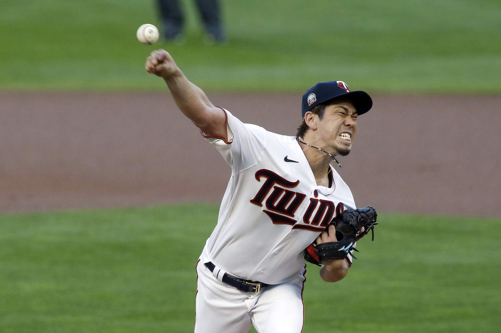 Maeda takes no-hitter through 7 for Twins vs. Brewers