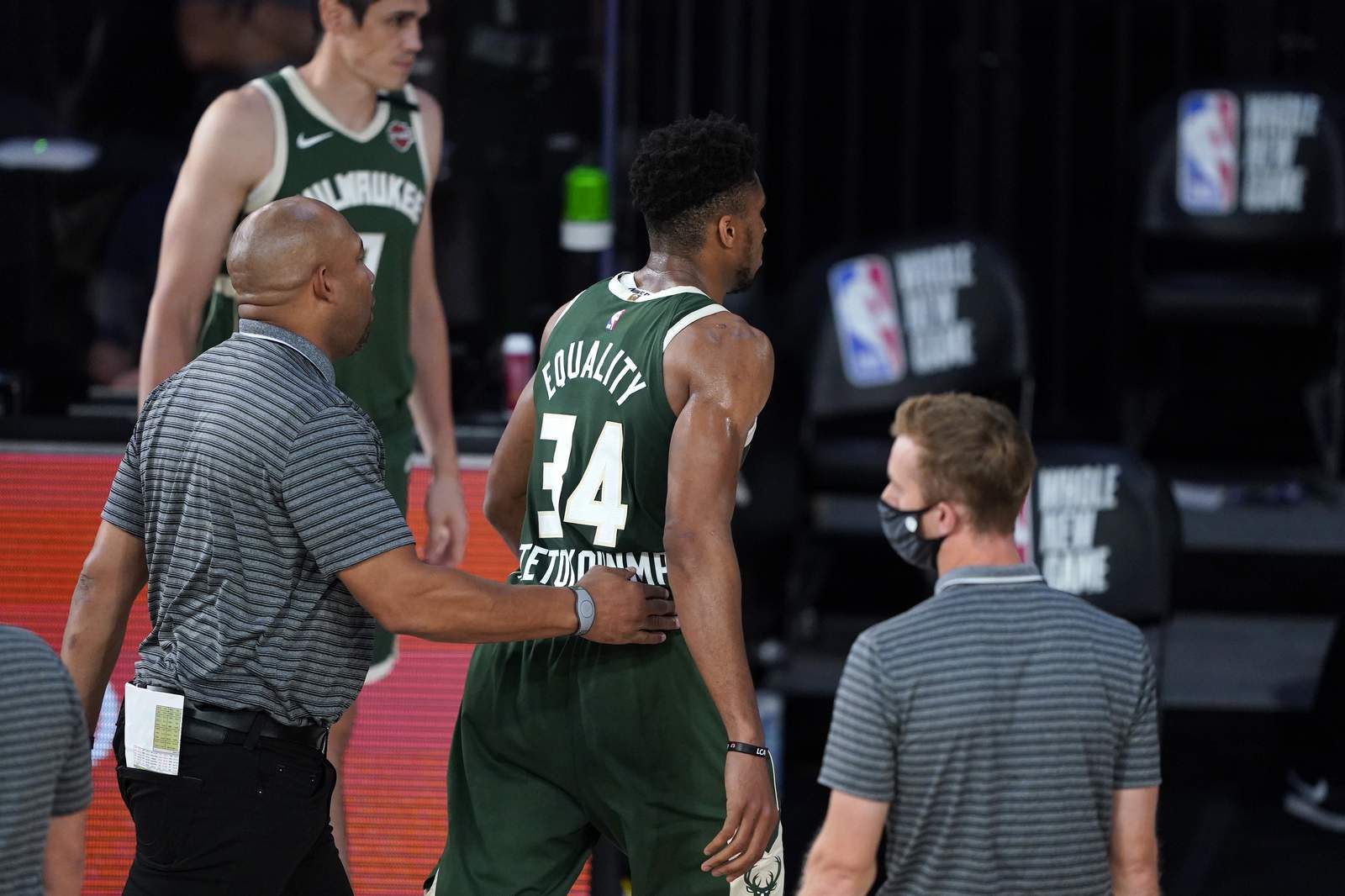 Antetokounmpo ejected for headbutting Wizards player
