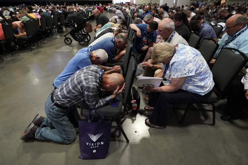 Southern Baptists vote to probe leaders' sex abuse response