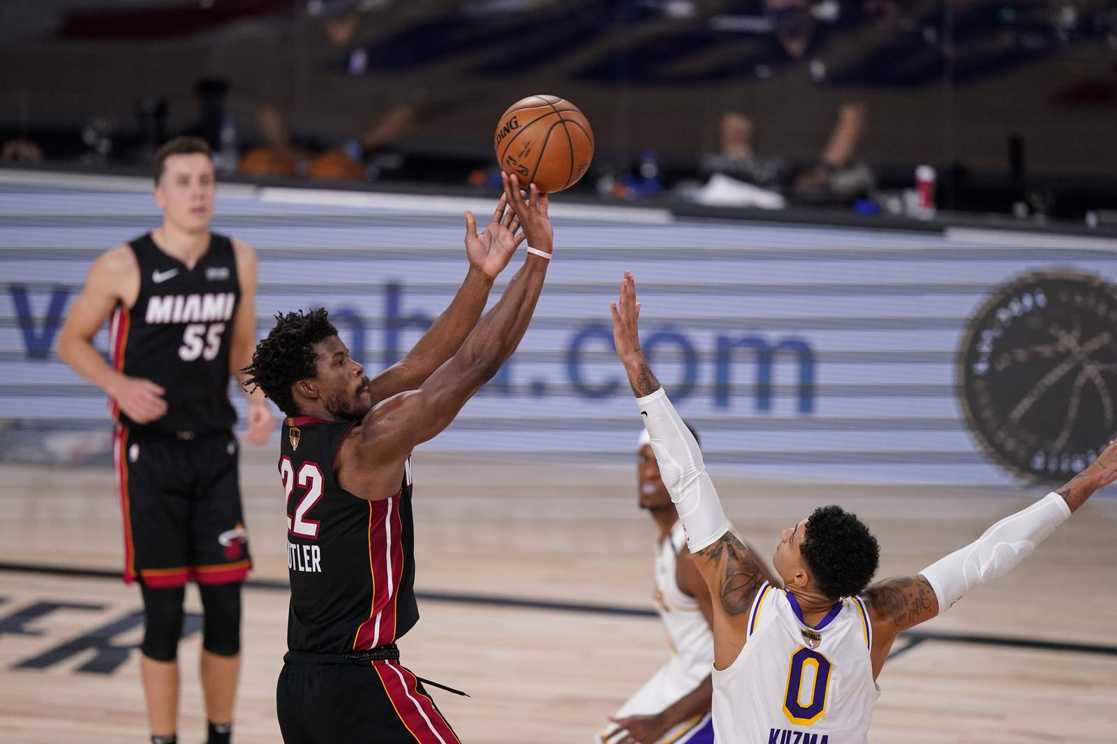 Butler's big night helps Heat cut Lakers' Finals lead to 2-1