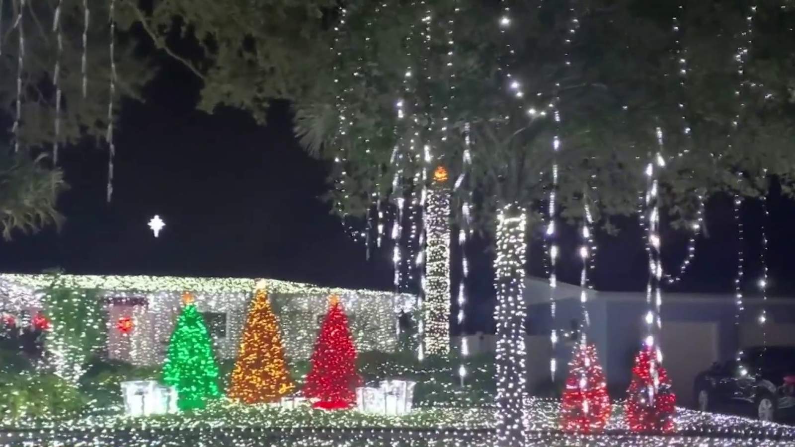 Orlando couple honors victims of COVID-19 with more than 220,000 light display