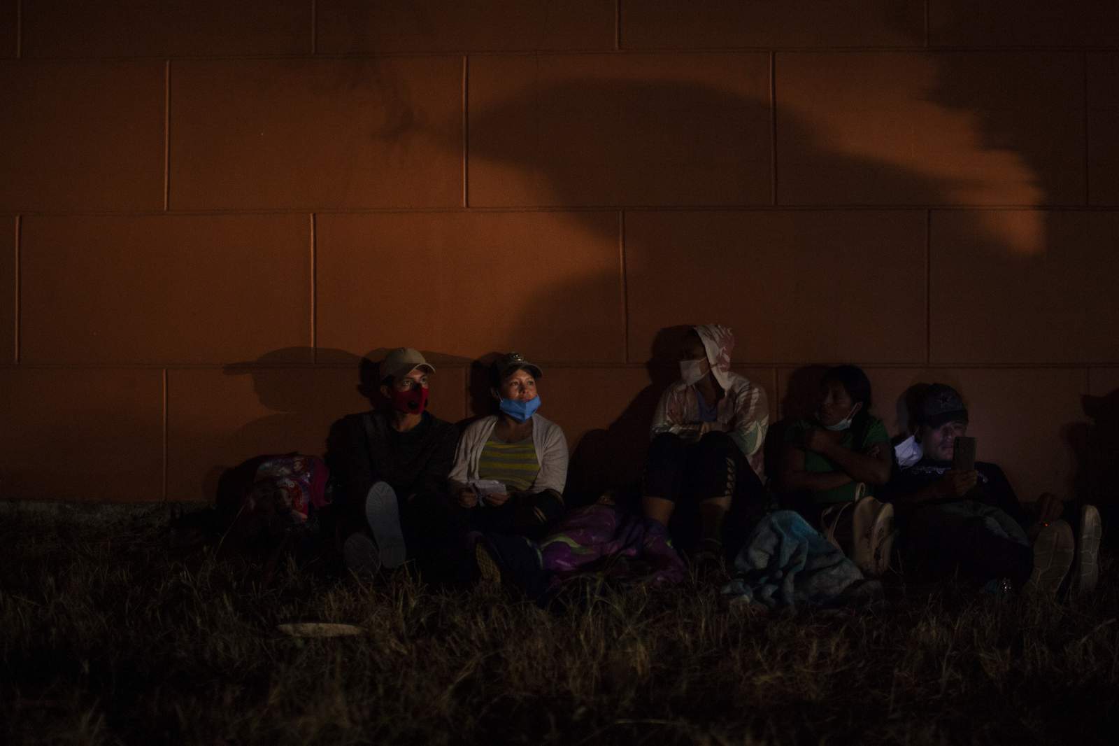 Guatemala tries blocking caravan of 9,000 Honduran migrants