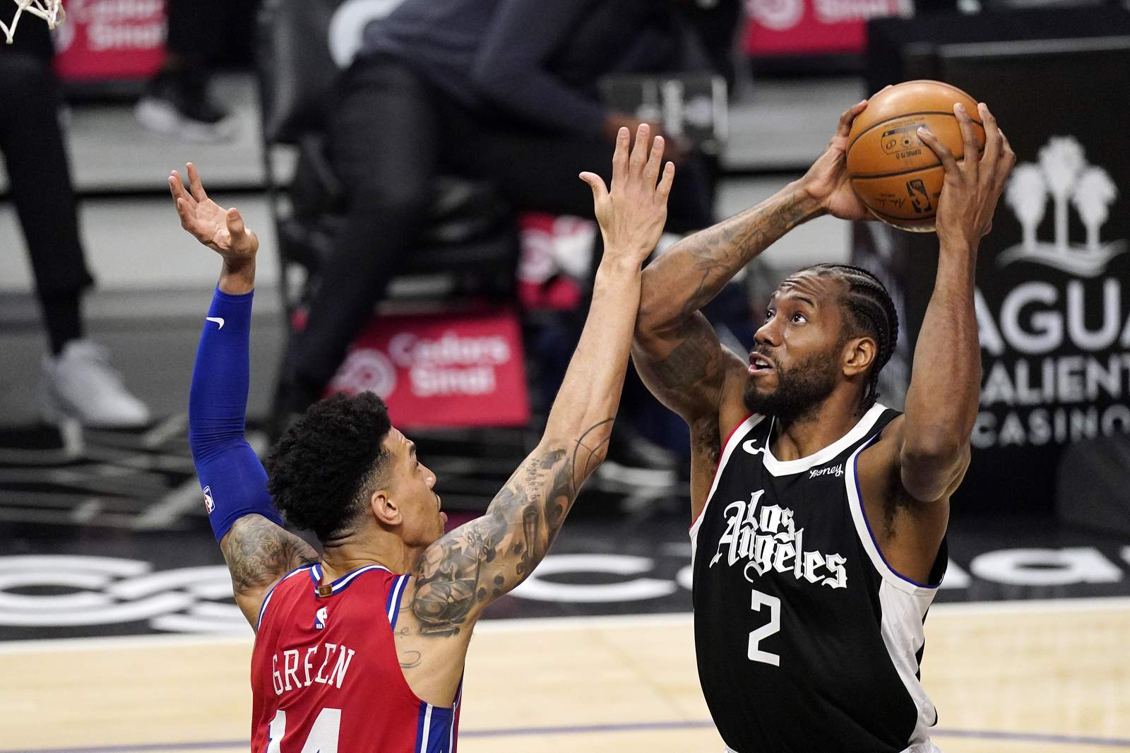Leonard leads Clippers past 76ers in Rivers' first game back
