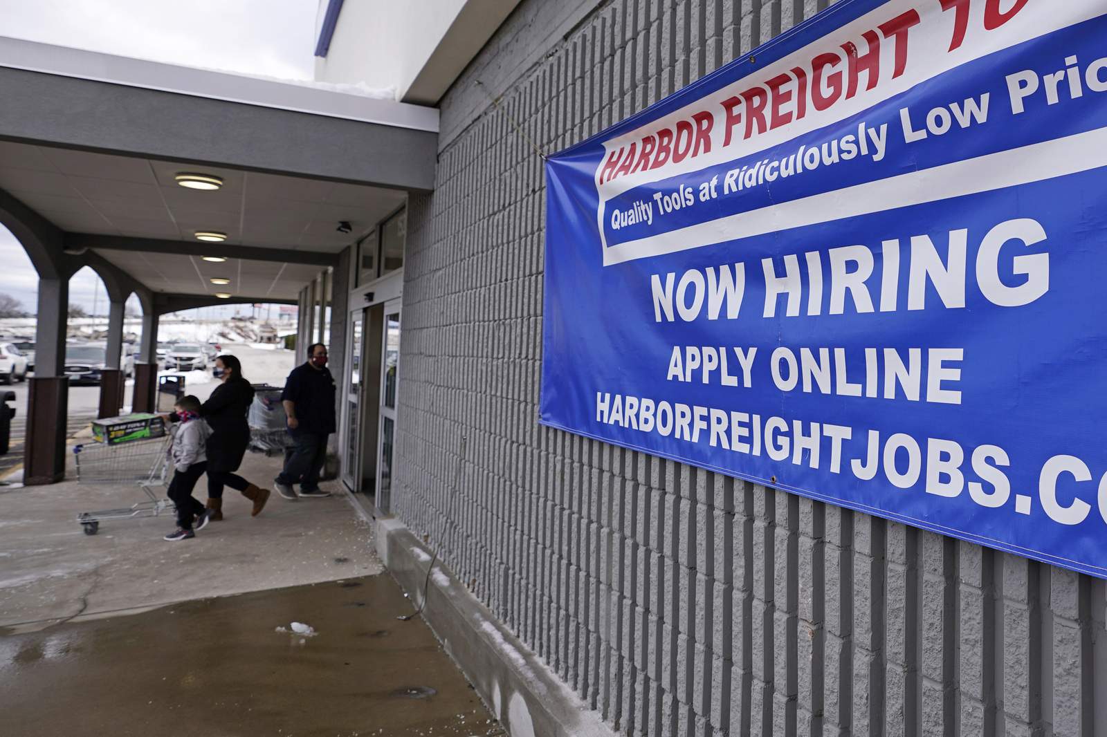 US jobless claims fall slightly to 793,000 with layoffs high