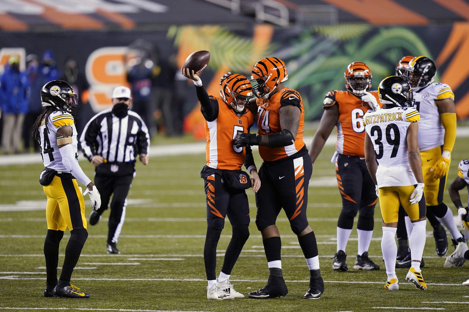 Bengals ride big first half to shocking win over Steelers