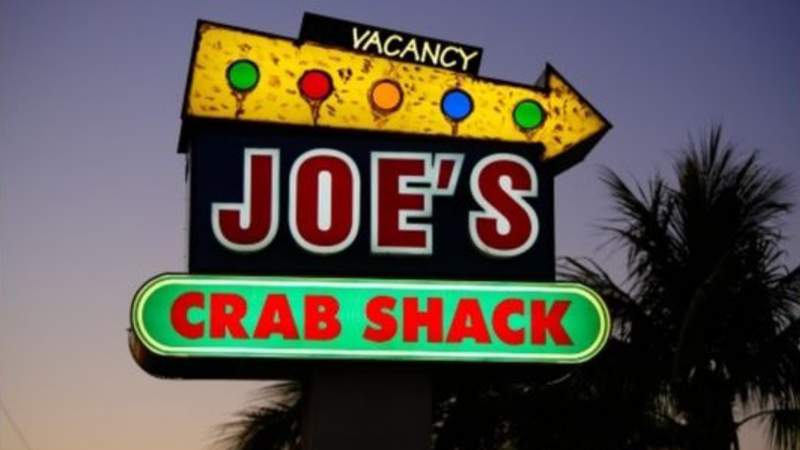 Restaurant chain operator hiring at all Orlando-area locations, offering signing bonus
