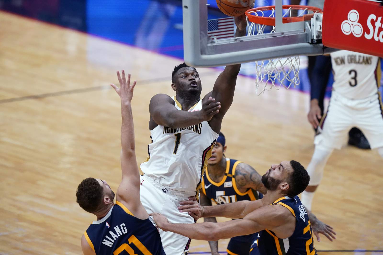 Williamson pushes Pelicans past NBA-leading Jazz, 129-124