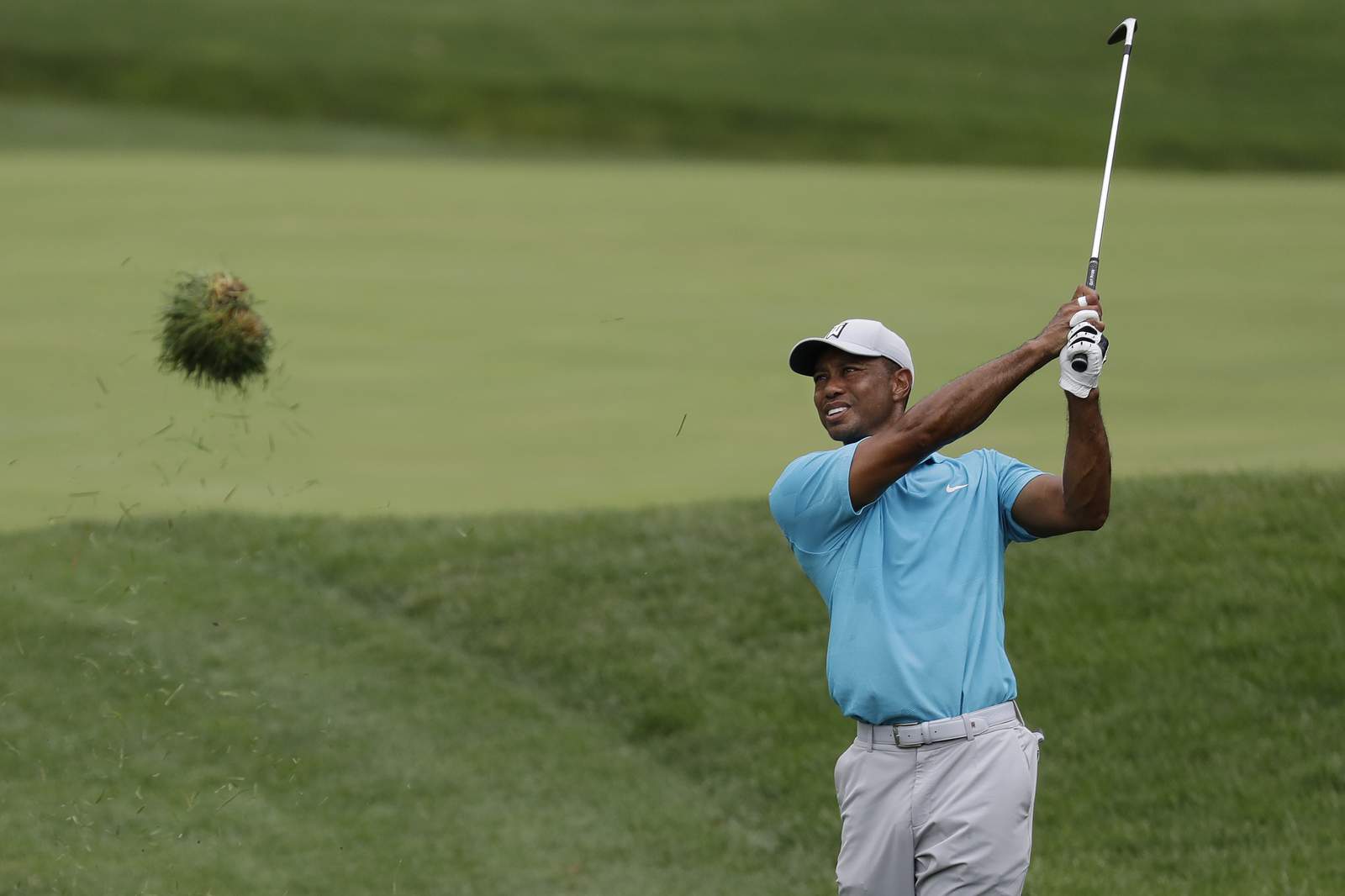 Big finish for Woods gets him to the weekend at Memorial