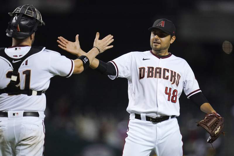 Kelly helps D-backs end 17-game skid, beat Brewers 5-1