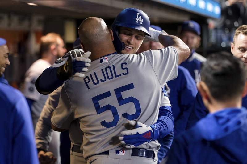 Dodgers beat Giants 6-1, move into tie for first in NL West