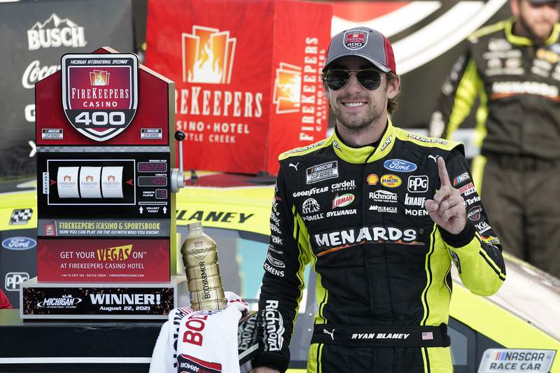 Blaney takes lead on final restart, holds on to win Michigan