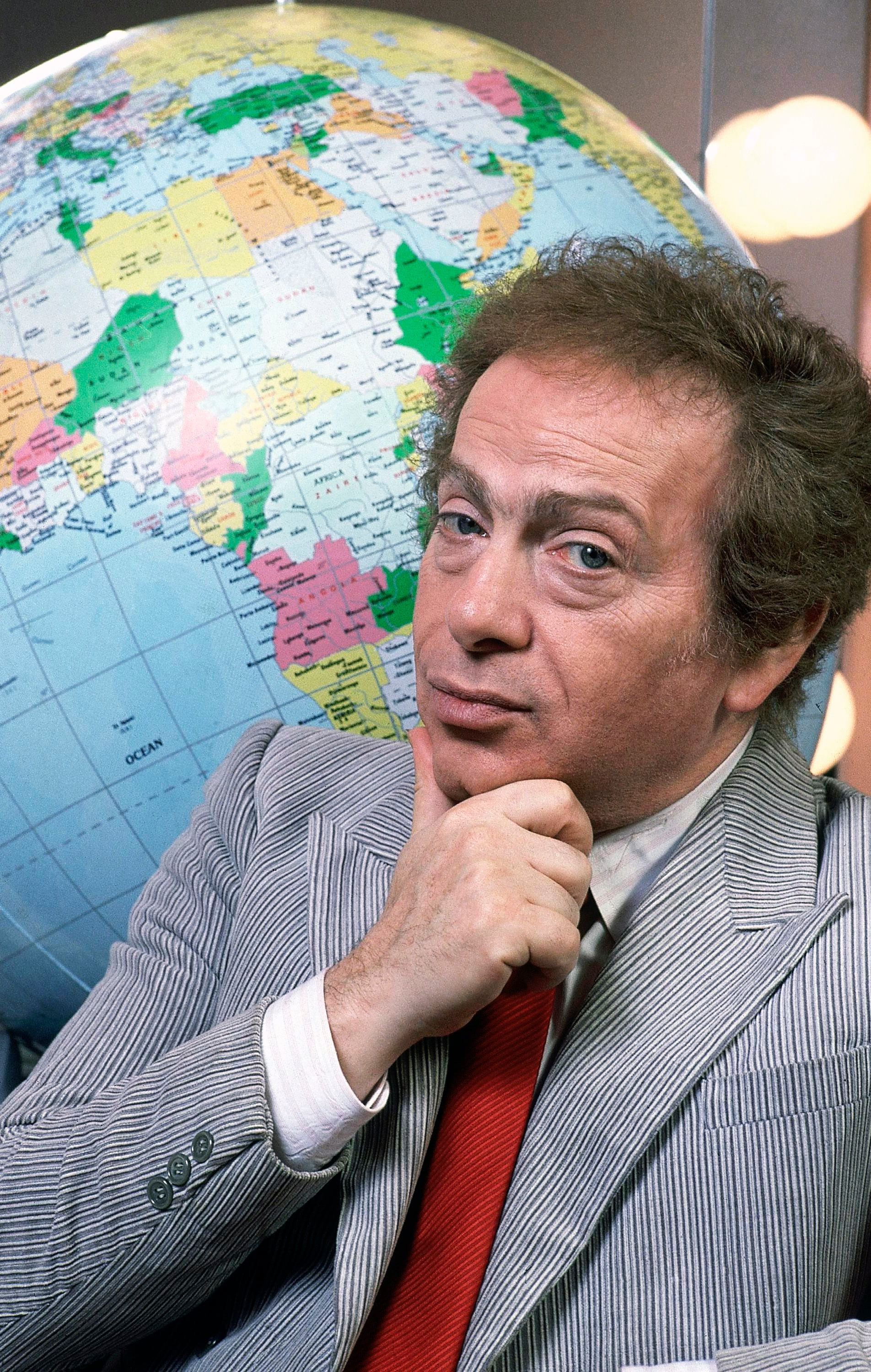 Jackie Mason, comic who perfected amused outrage, dies at 93