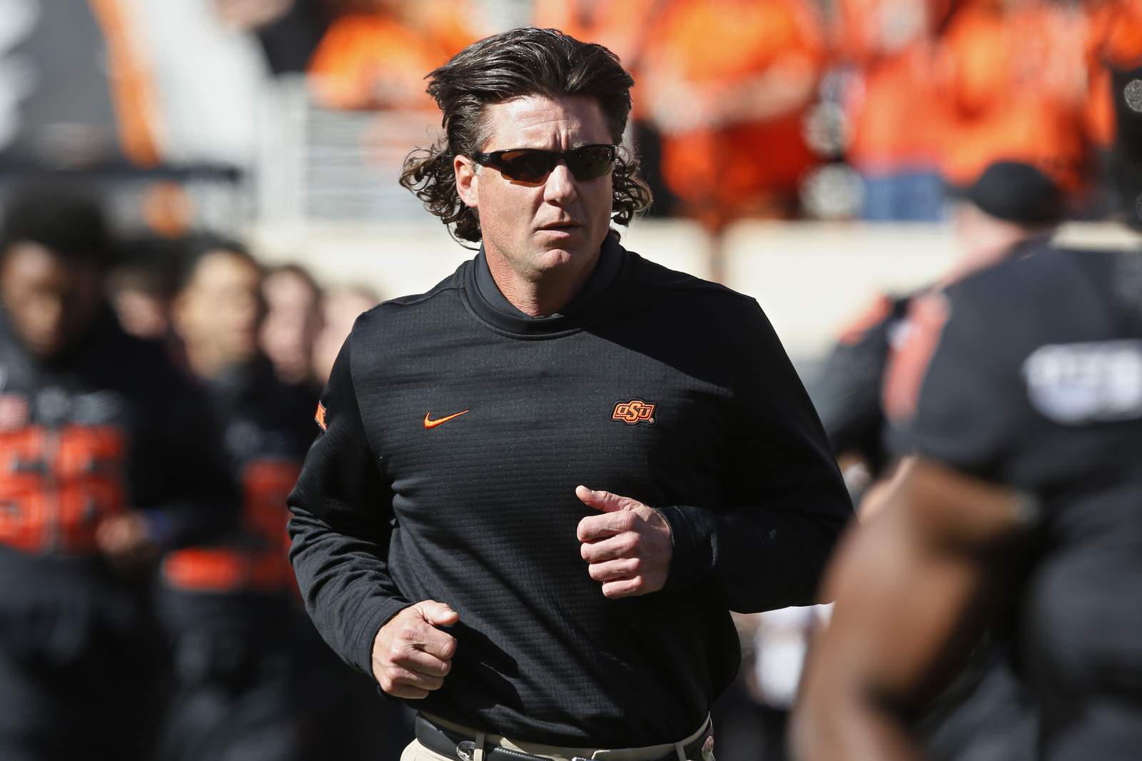 Oklahoma St. coach Gundy apologizes for wearing OAN T-shirt