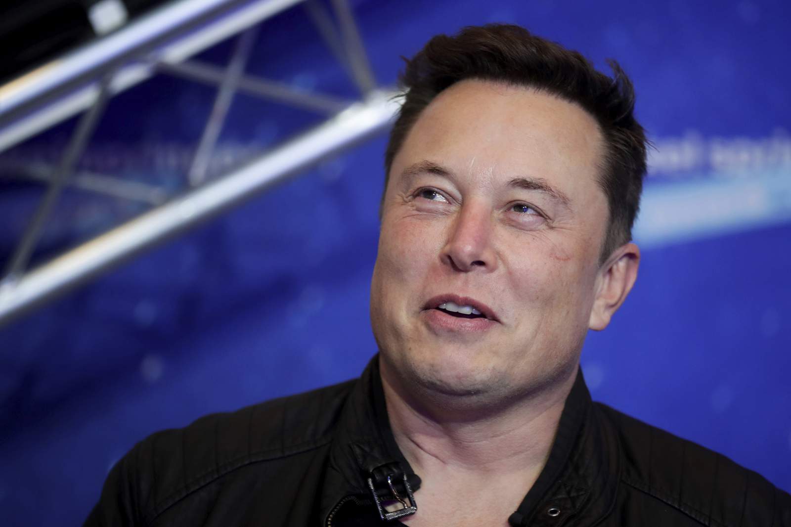 Musk: Apple CEO didn't take meeting about buying Tesla