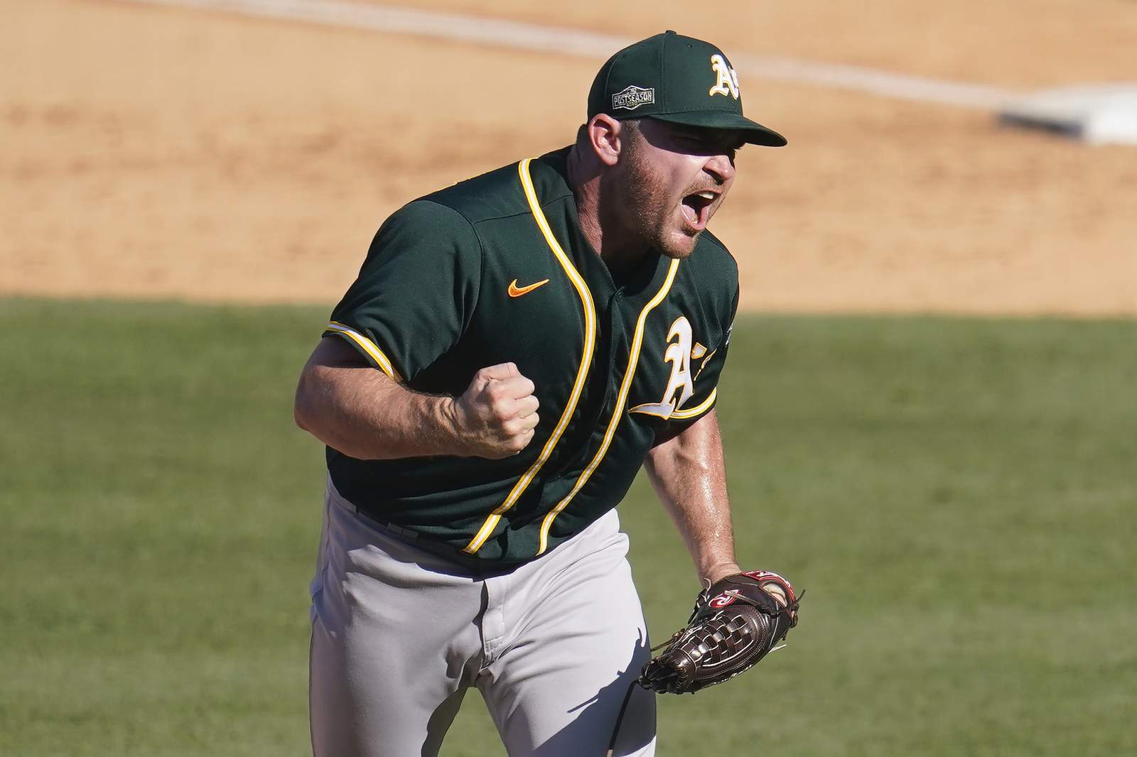 White Sox finalize deal with Athletics closer Hendriks