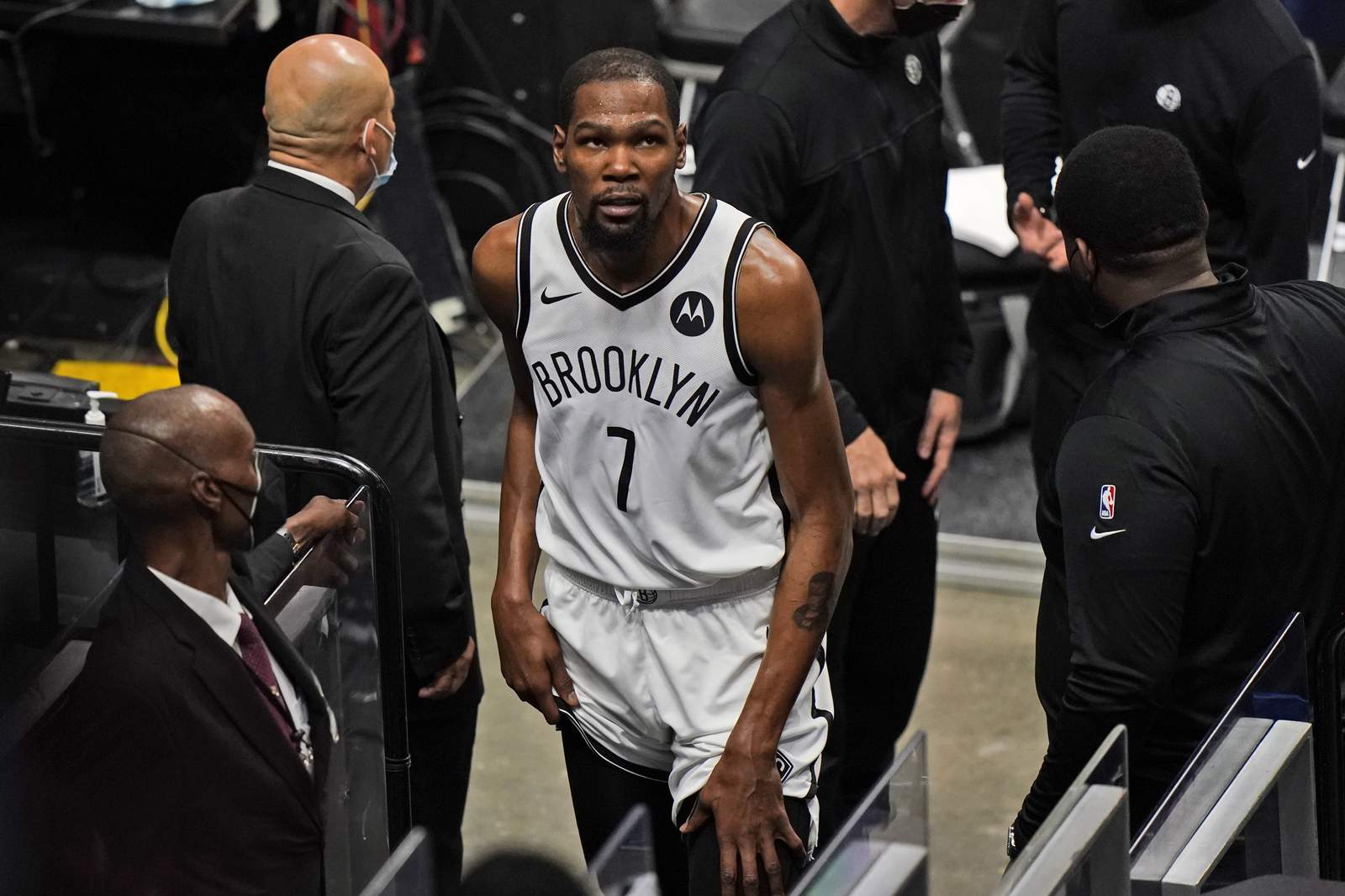 Kevin Durant leaves Nets' game in Miami with thigh injury