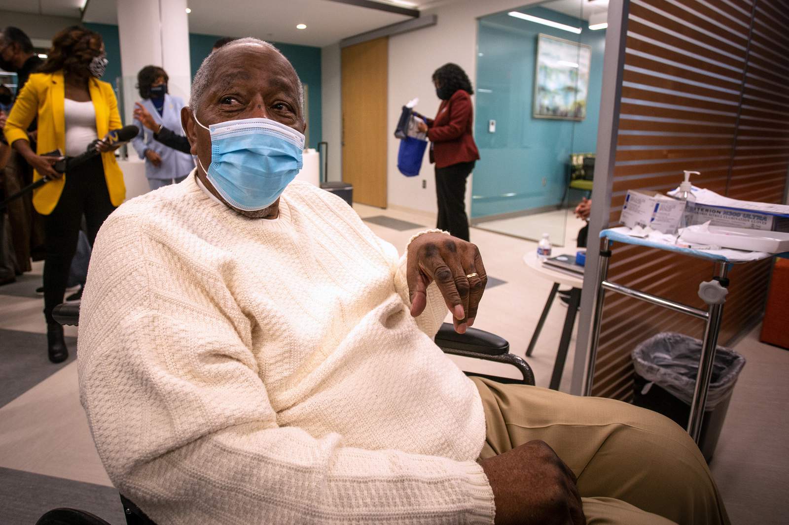 Hank Aaron, civil rights leaders get vaccinated in Georgia