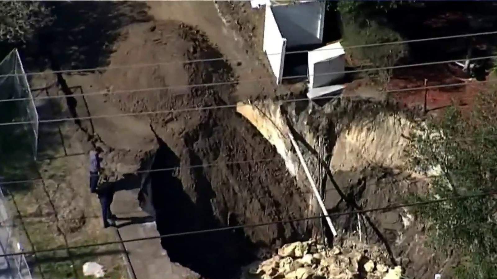 50-foot sinkhole reopens outside Florida sports bar
