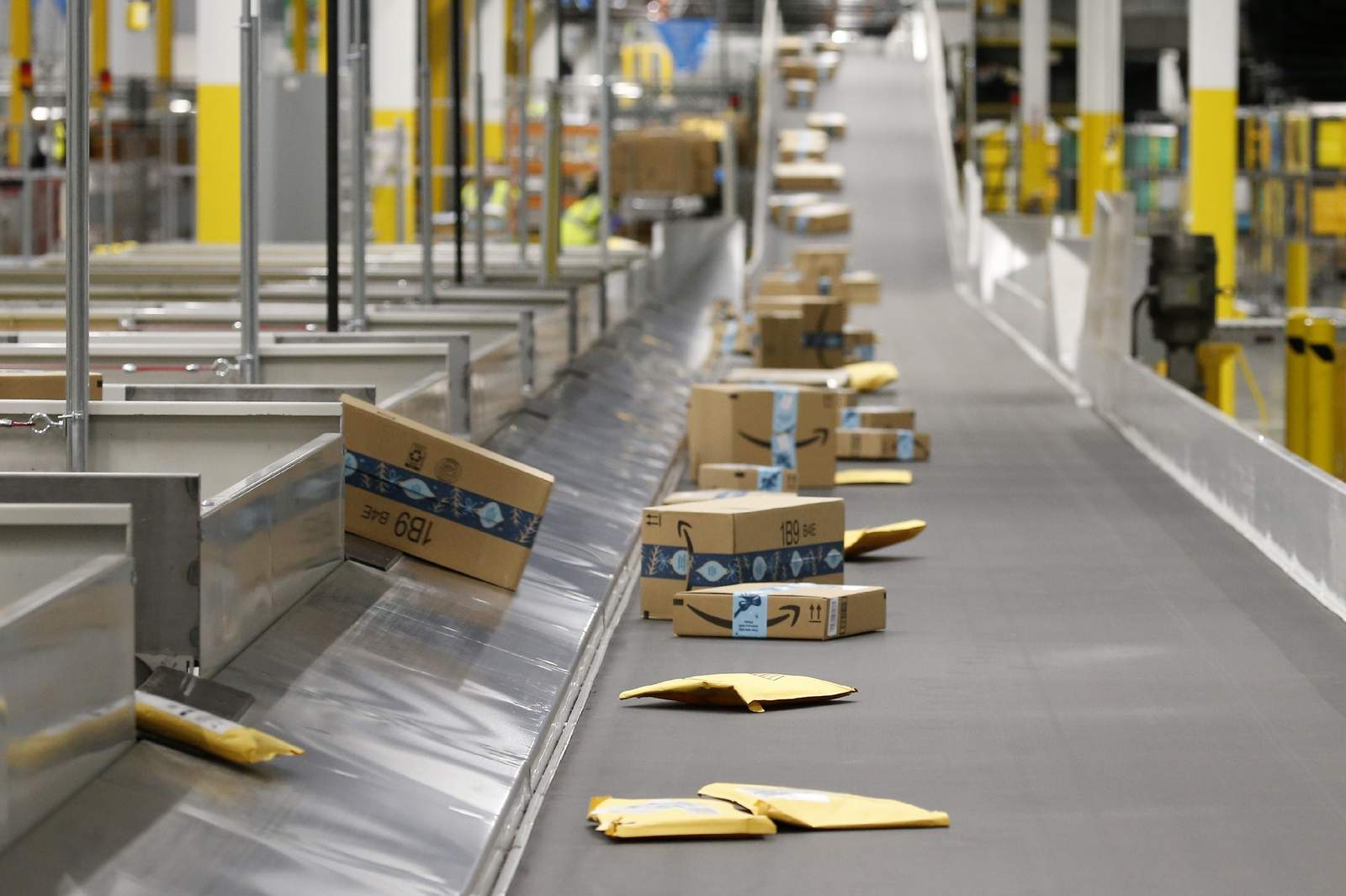 Amazon sales surge during record-breaking 2020 holiday shopping season