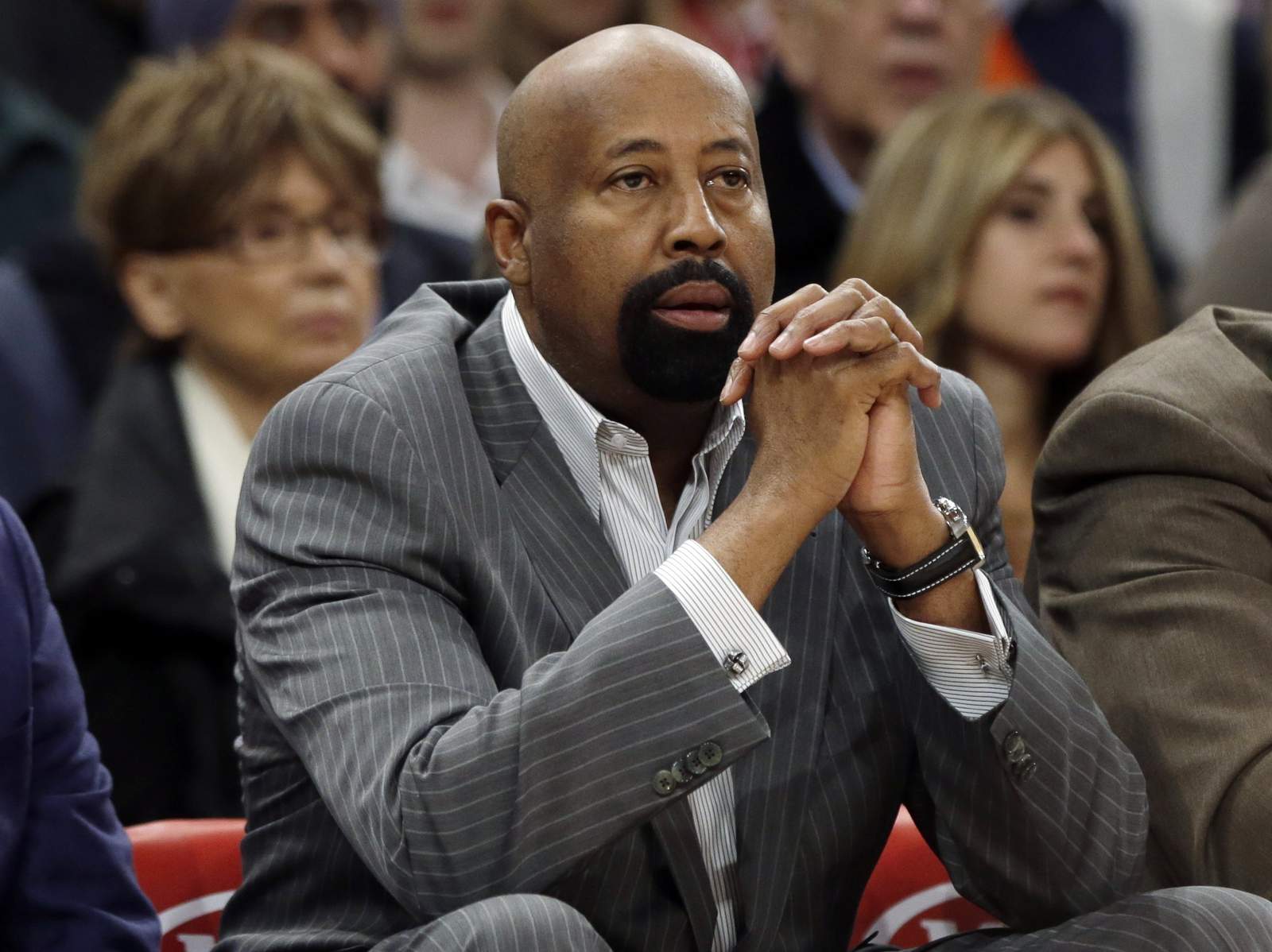 Hoosiers bring back former star player Woodson as coach
