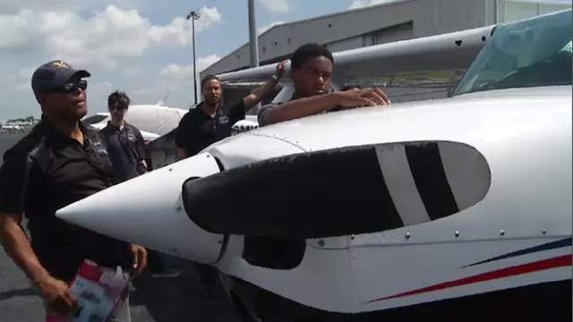 Orlando pilot gives students hands-on aviation experience