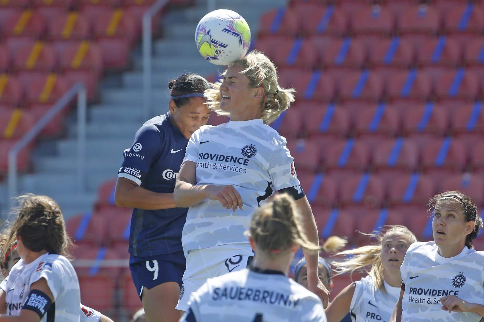 Williams' stoppage time goal lifts Courage over Thorns 2-1