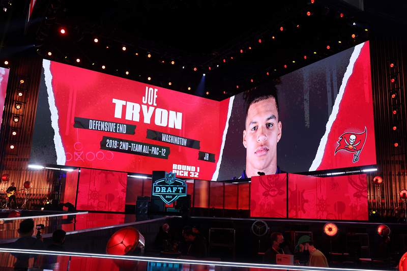 Buccaneers select LB Joe Tryon with last pick of first round