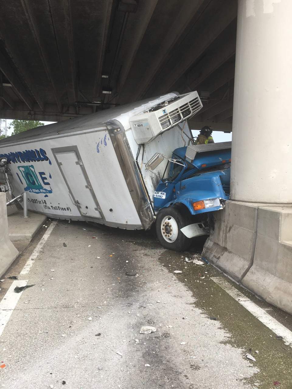 Semitruck crashes into Florida Turnpike toll booth in Osceola County