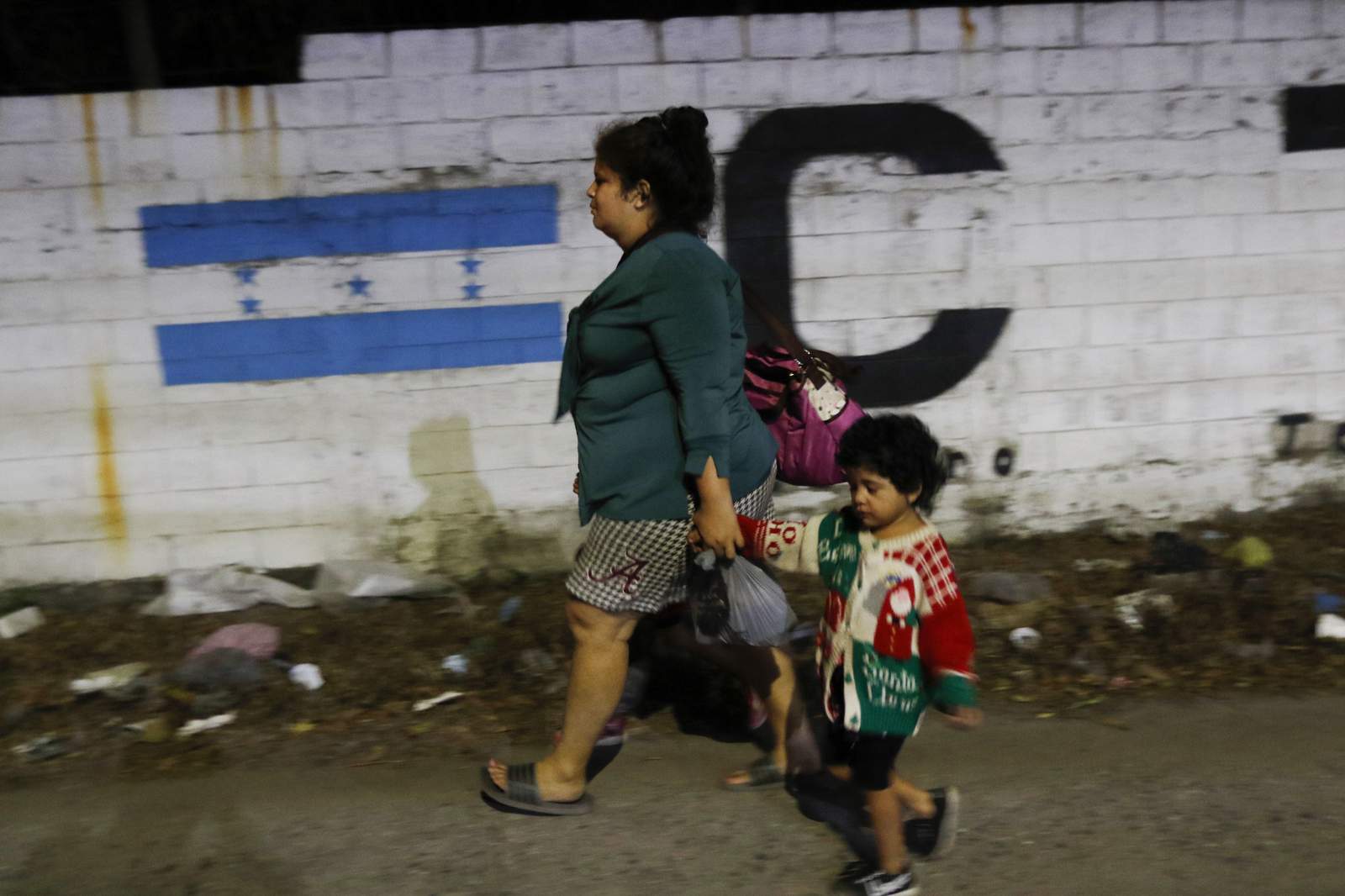 Hundreds of migrants set out from Honduras, dreaming of US