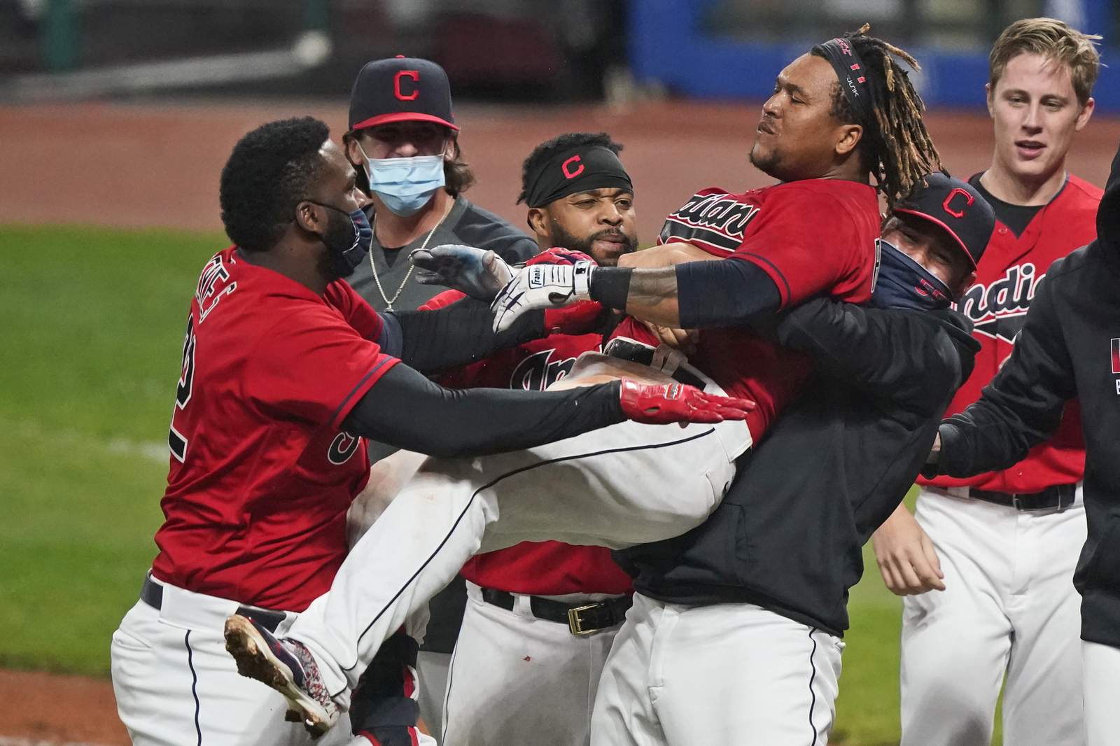 Ramírez, Indians clinch playoff spot with 5-3 win over WSox
