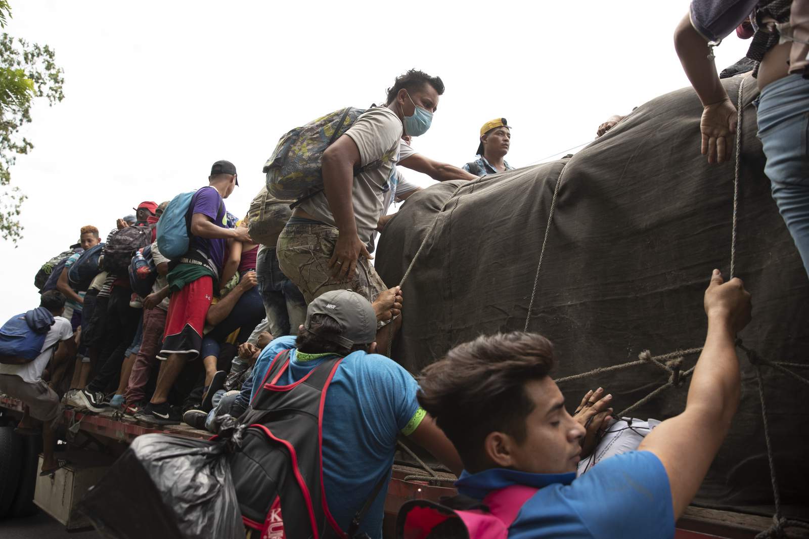 Migrants cross Guatemala despite government threats