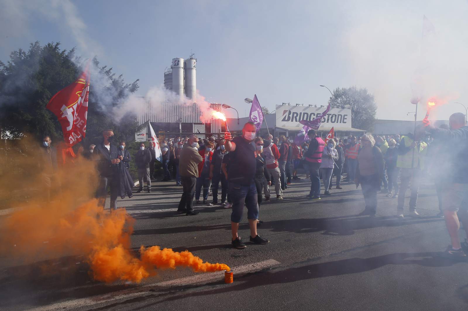 French unions protest tire factory closure amid virus crisis
