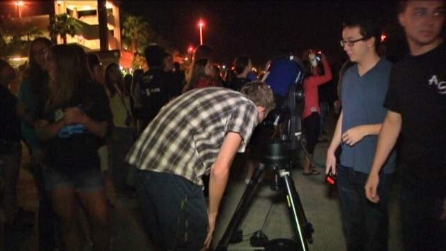 Hundreds flock to UCF for ‘blood moon’ viewing