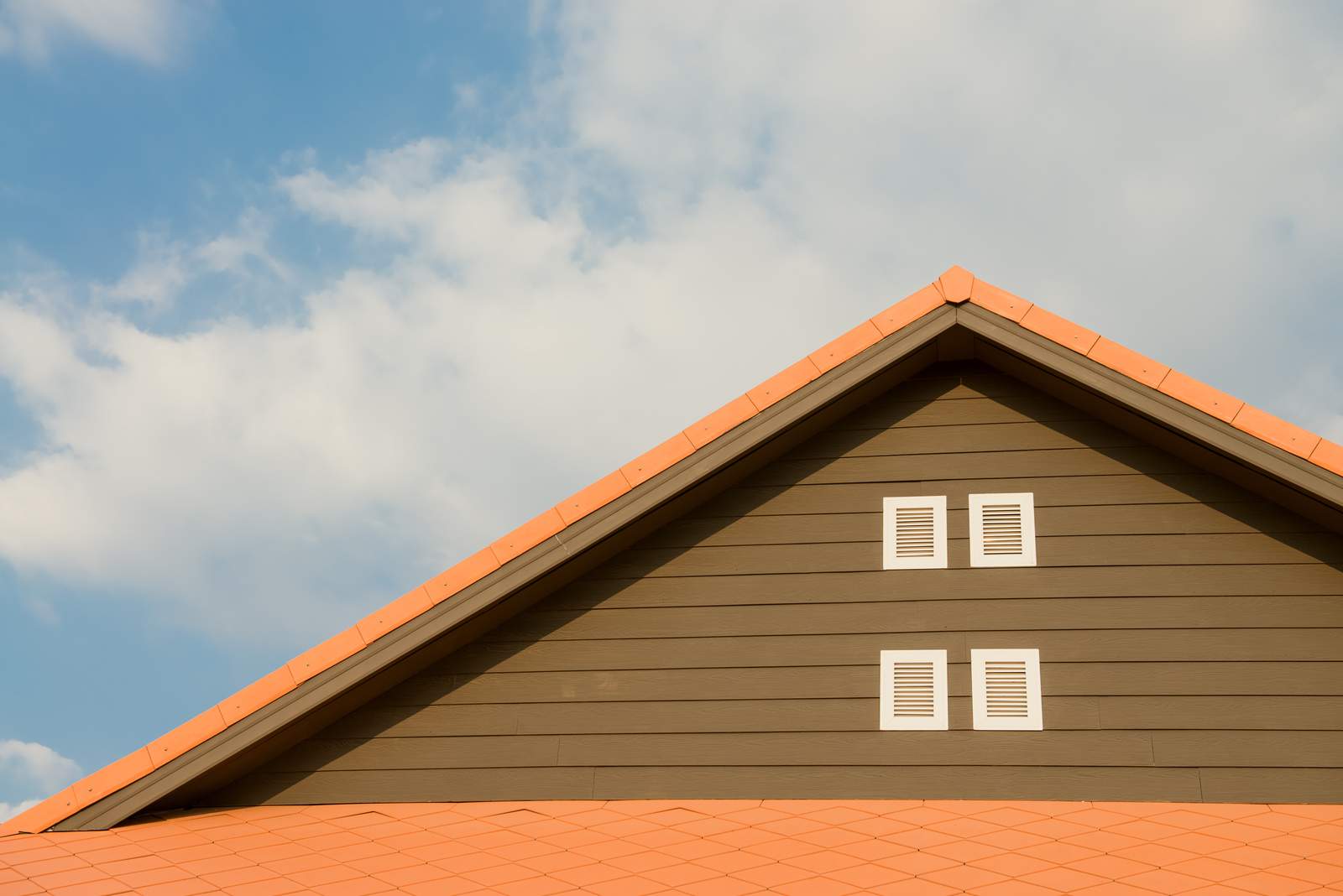 Need to replace your roof, but you’re not sure how to work with your insurance company? Try this