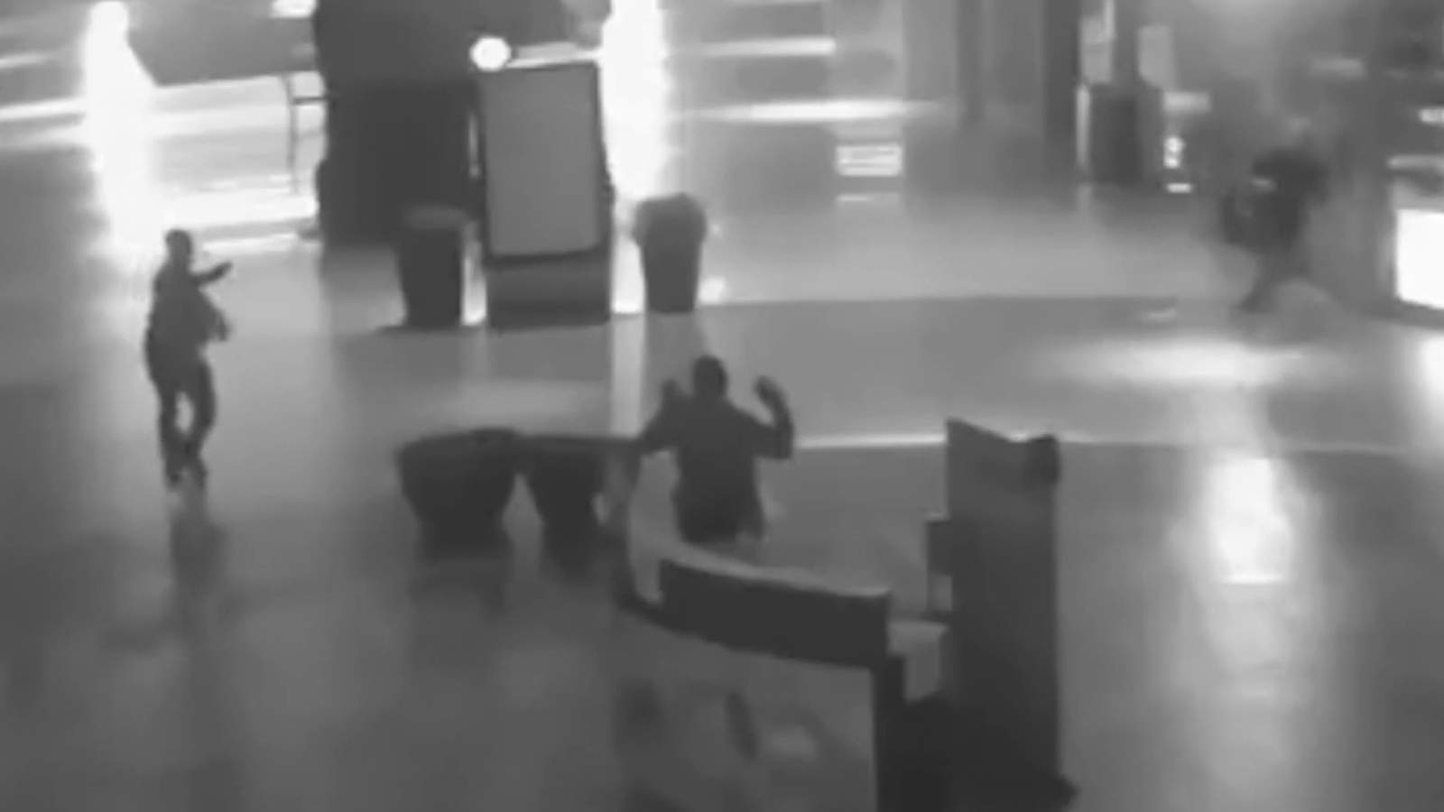 Video: Security guard held at gunpoint during Florida Mall burglary, deputies say