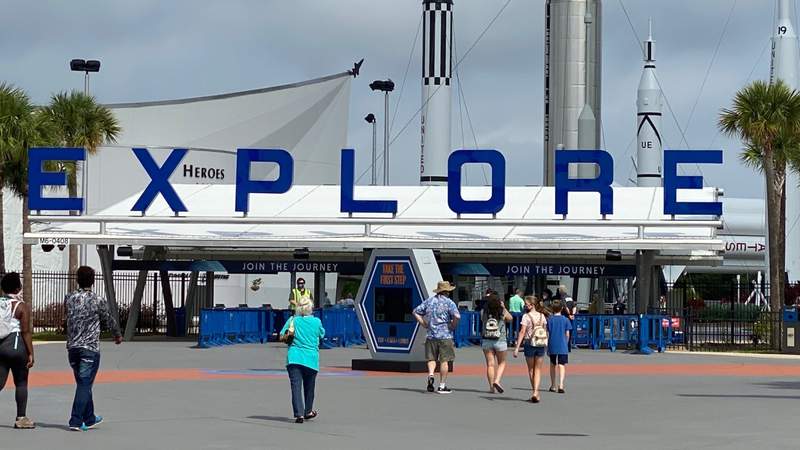 Kennedy Space Center Visitor Complex extends hours, adds live presentation