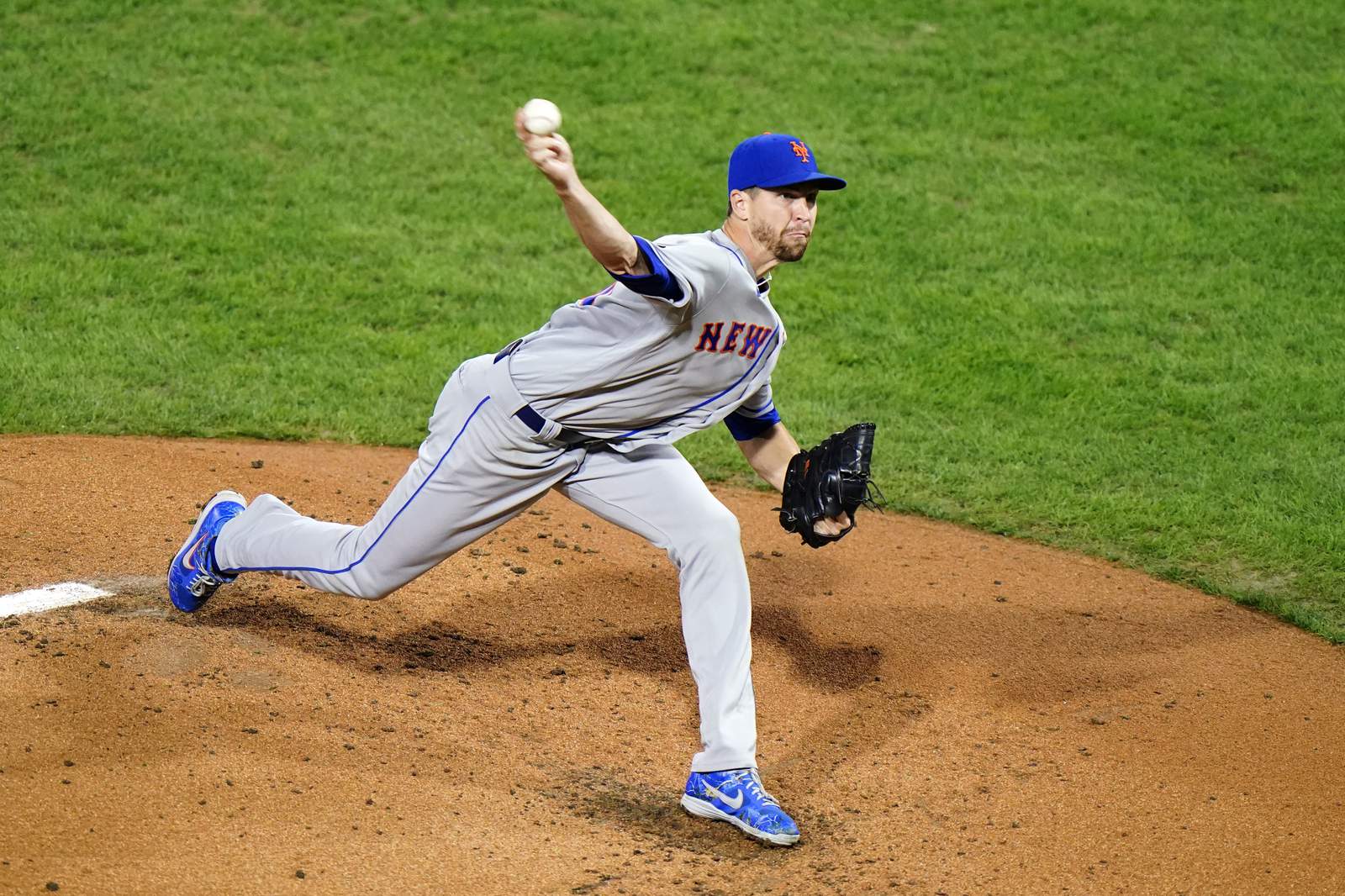 Mets ace Jacob deGrom leaves start with hamstring spasm