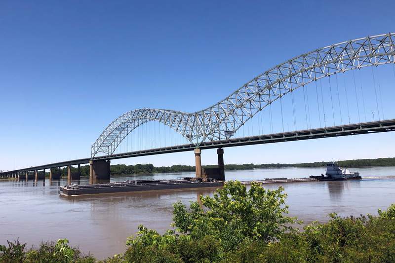 Mississippi River traffic reopened under damaged bridge