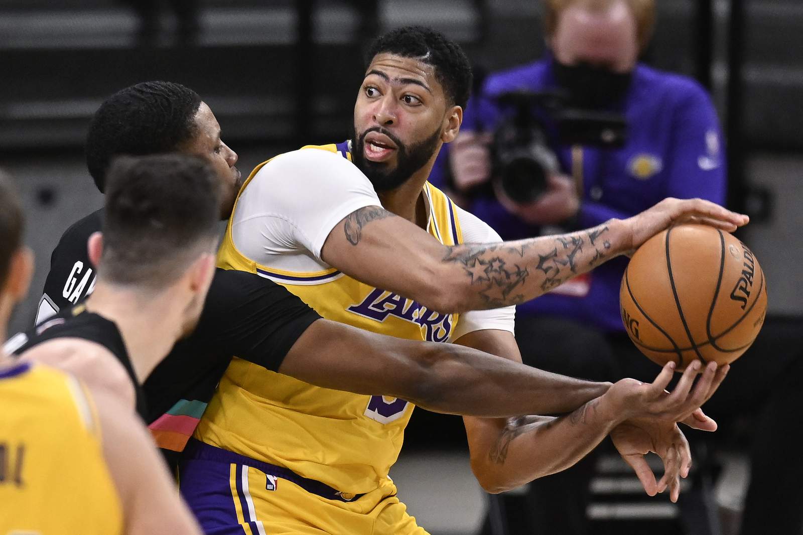 Davis, James lead Lakers' late rally over Spurs, 109-103